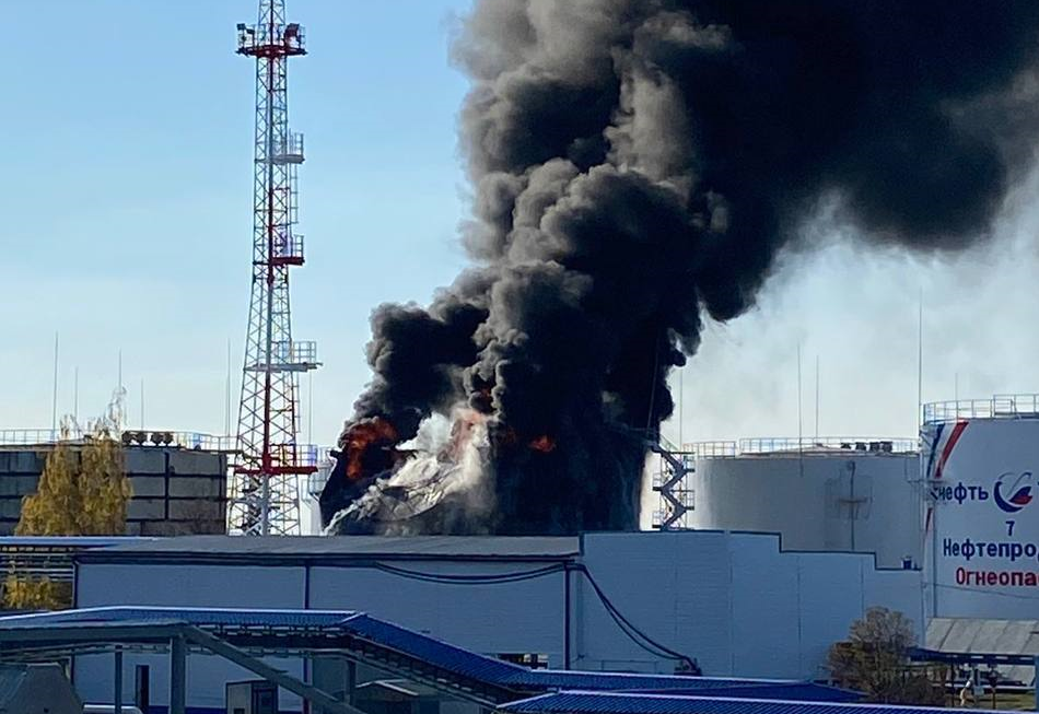 У российского Белгорода загорелась нефтебаза: фото и видео