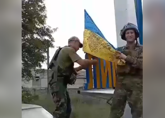 Бійці ЗСУ встановили прапор України на околицях Лимана: відео