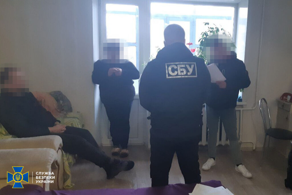 Жив в Україні та поширював фейки про війну: СБУ затримала блогера російського телеканалу “russia today”