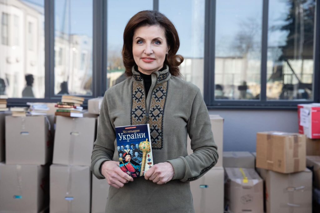 Марина Порошенко с депутатами Киевсовета собрала 13 тысяч книг для освобожденной Харьковской области
