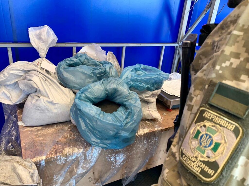 На Одещині в контейнерах зі шлаком виявили “чорний” кокаїн на 15 мільйонів гривень: фото і відео