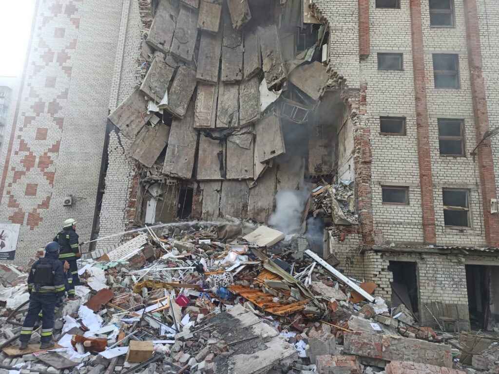 Росіяни вдарили по Лиману на Донеччині: ДСНС врятувала жінку з багатоповерхівки