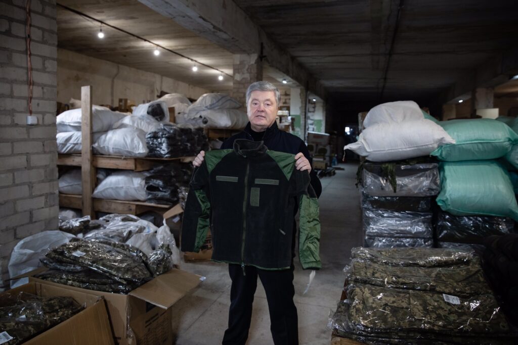 Порошенко купив зимову форму для ЗСУ, перші 5 тисяч комплектів вже в дорозі на передову