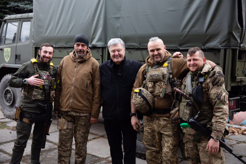 Порошенко: на Донбасі важкі бої, але настрій у хлопців переможний
