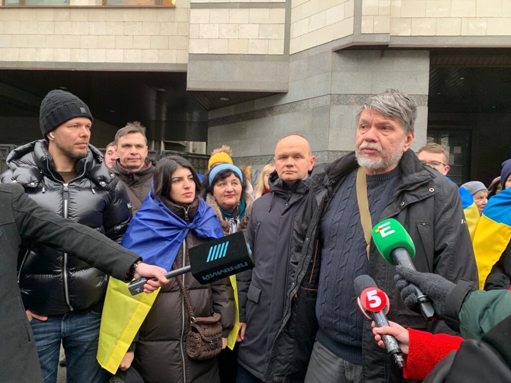 Активісти під стінами КСУ вимагали розблокувати закон про перейменування московської церкви в Україні