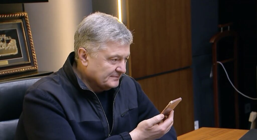Допомагала людям під час окупації: Порошенко додзвонився херсонській активістці
