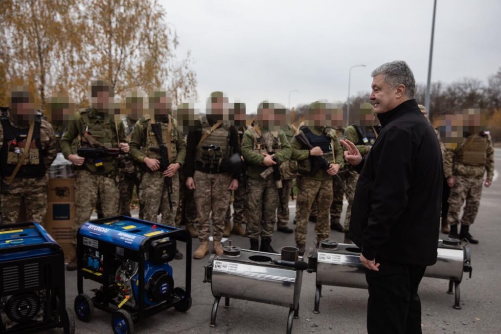 Они сбивают иранские дроны, мы везем им «тепло» – Порошенко побывал в подразделении ПВО на Днепропетровщине