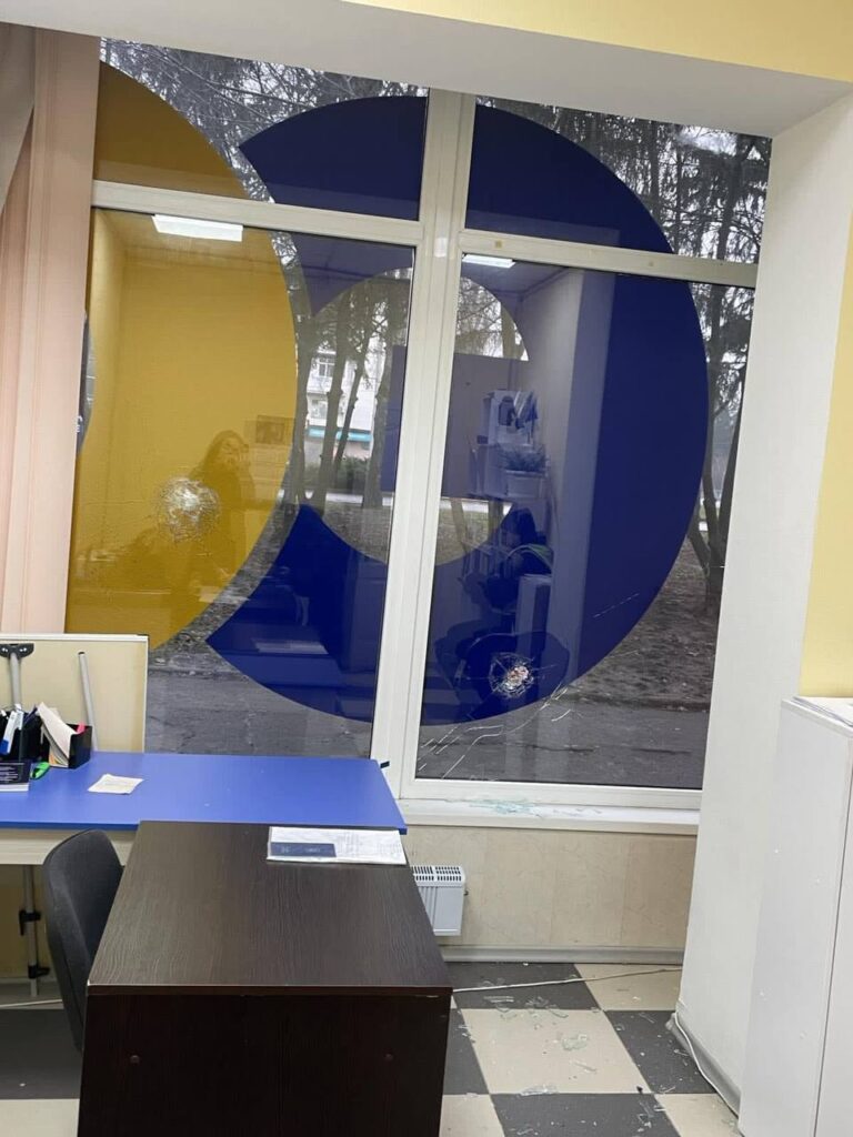 У «Євросолідарності» вимагають від правоохоронців розслідувати напад на волонтерський офіс «ЄС» у Полтаві
