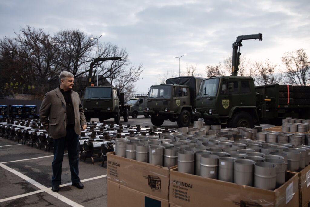 Порошенко везе чергову допомогу на фронт: Південь зараз вирішує долю країни