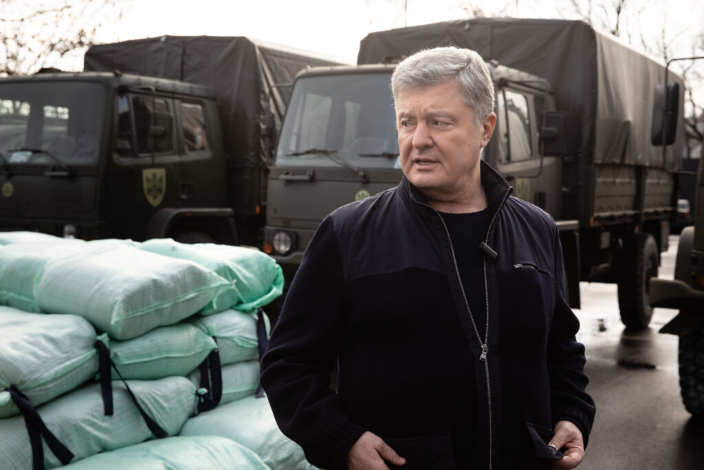 Знову на фронт: Порошенко везе на Схід вантажівки, генератори, пікапи, буржуйки і швидку допомогу