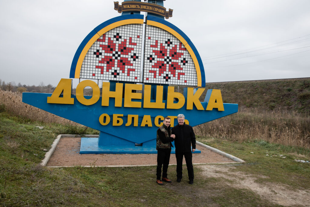 Довгоочікувана зустріч: дипломатичний радник Порошенка Костянтин Єлісєєв приїхав до брата Сергія у гарячу точку Донеччини