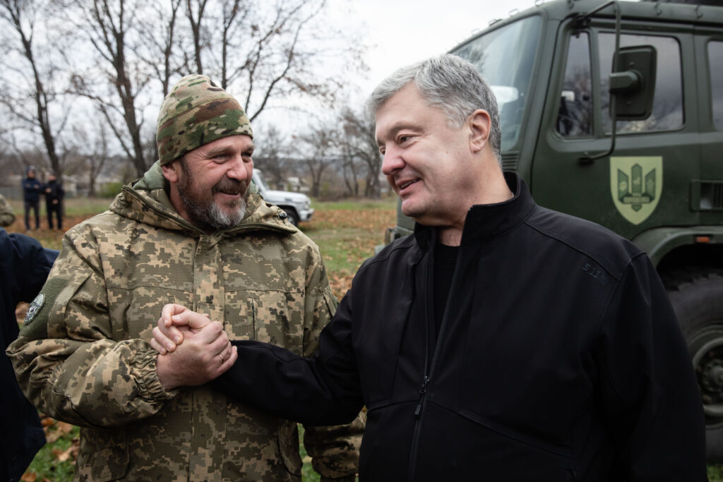 Порошенко на Донеччині побував у розвідбаті і зустрівся з «Єнотом»