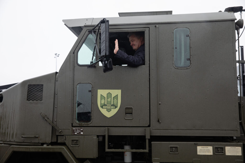 Крупнейший в мире тягач OSHKOSH уйдет в бригаду, которая быстро и точно бьет русскую — Порошенко