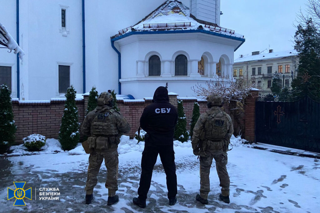 Виявили методички з Москви, громадянство РФ та посвідчення окупантів: СБУ обшукала приміщення УПЦ (МП) на Буковині