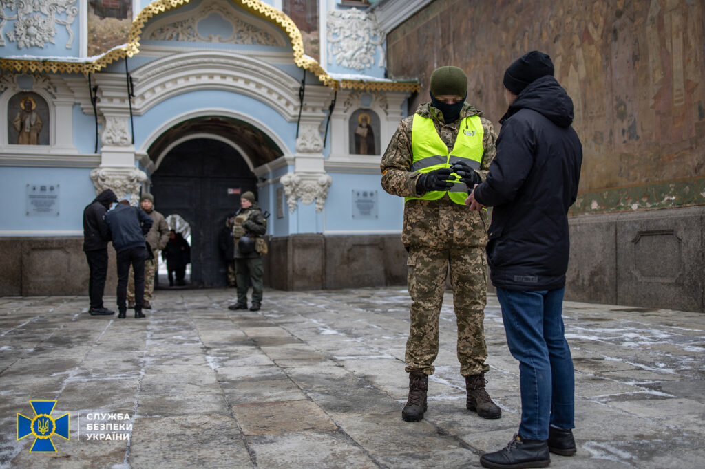 Обшуки в приміщеннях УПЦ в Києві та на Рівненщині: знайшли проросійську літературу, мільйони готівки та “сумнівних” громадян РФ