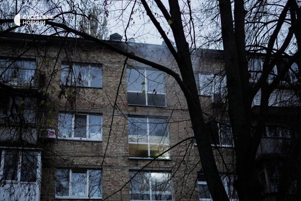Ракетний удар по Києву: на житлові будинки впали уламки збитих ракет — ДСНС