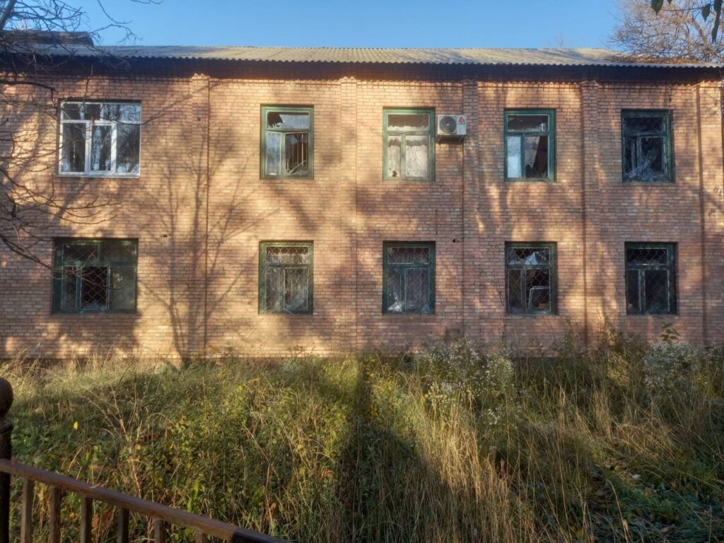 Пошкодили електромережі та вісім приватних будинків: окупанти вдарили по шести громадах Донеччини