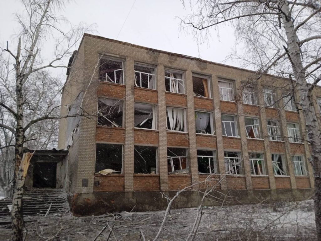 Пошкодили багатоповерхівку та лікарню, є загиблі та поранені: росіяни масовано обстріляли Куп’янськ на Харківщині