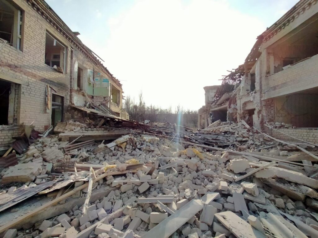 “Удар не лише цинічний, а ще й символічний”: росіяни вщент знищили дитячий садок “Мир” на Донеччині