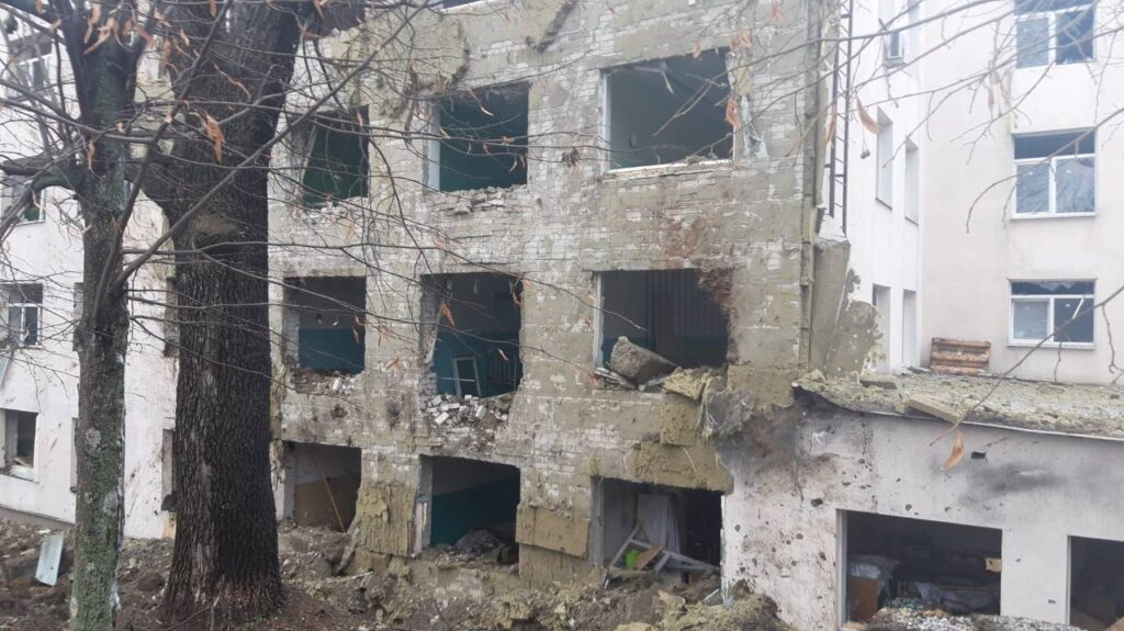 Пошкодили дитсадок, лікарню та житлові будинки, є поранені: росіяни обстріляли ракетами С-300 три райони Харківщини