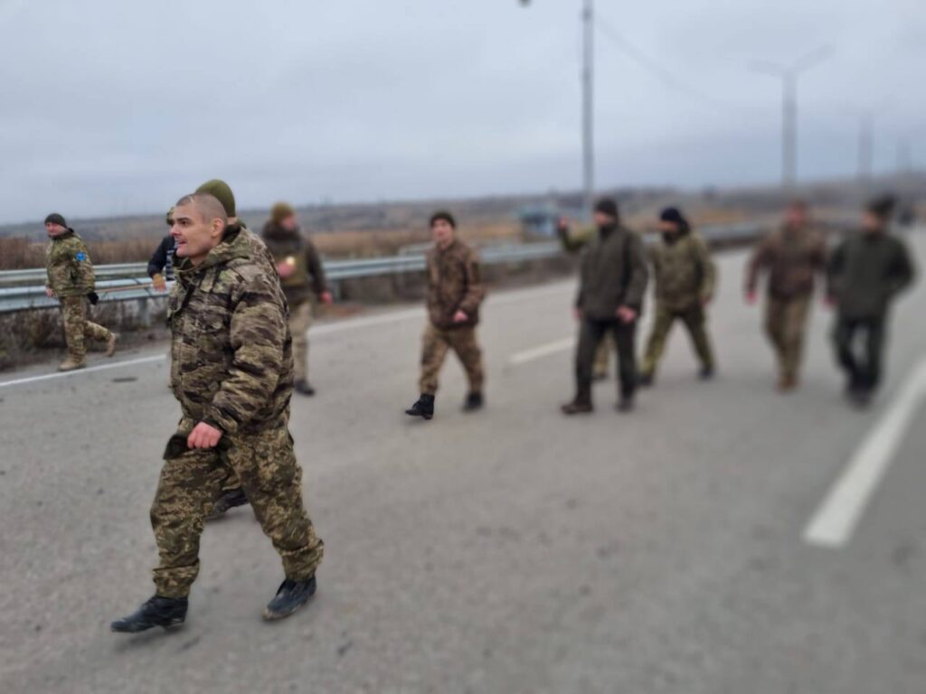 Україна звільнила з полону ще 12 осіб: перші подробиці, фото та відео