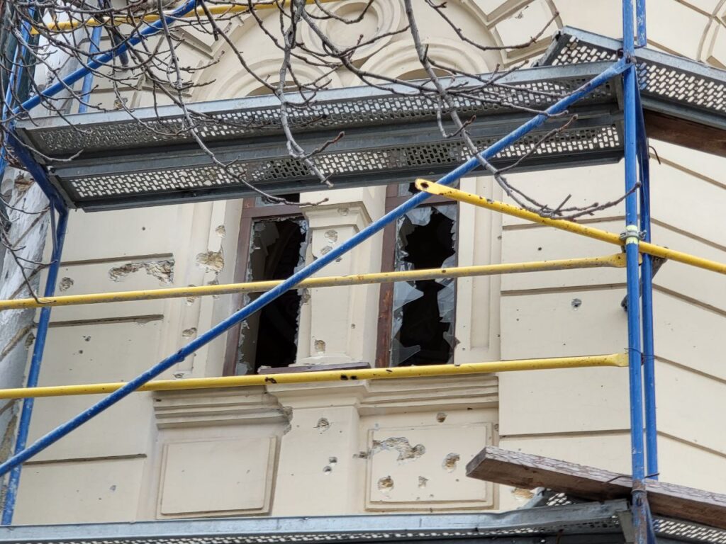Постраждала будівля, вибиті вікна: окупанти обстріляли Херсонський художній музей