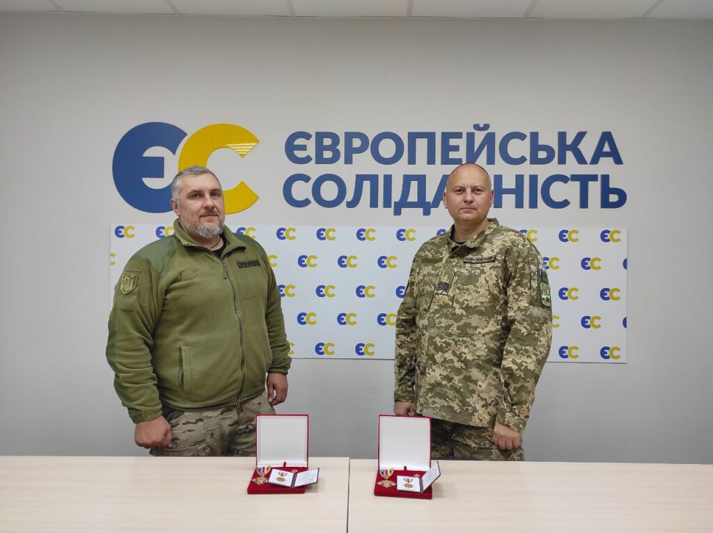 В Запорожье наградили ушедших на фронт местных депутатов — все из партии Порошенко