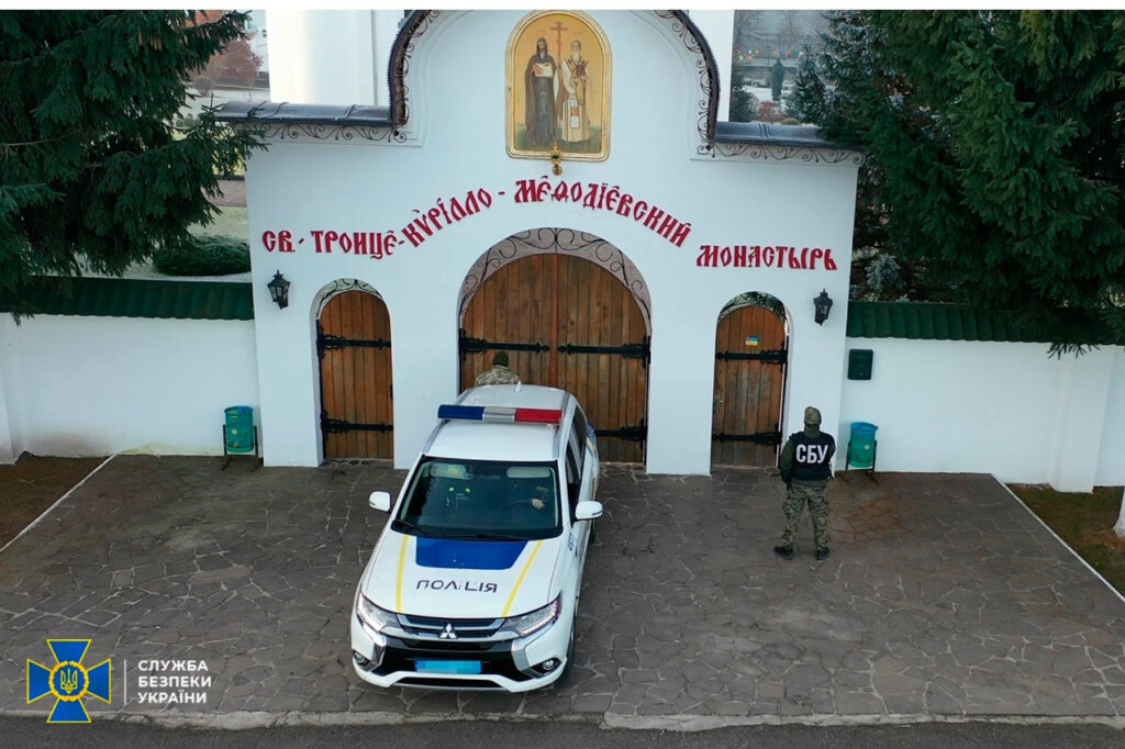 Прославляли “русскую землю” і закликали до “пробуждения матушки-Руси”: СБУ провели обшук у монастирі на Закарпатті