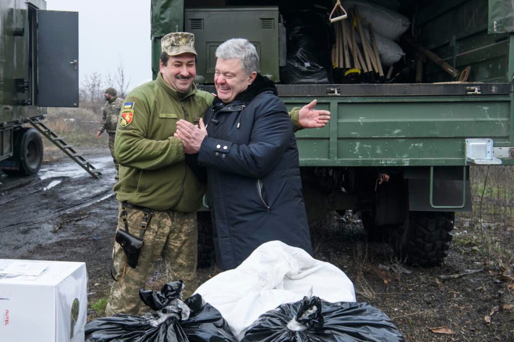 Порошенко привіз допомогу бійцям, які «нищать російських покидьків у промислових масштабах»