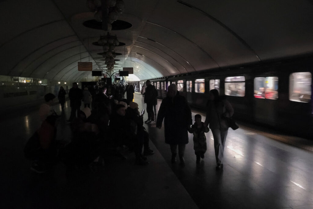 У Києві обмежували роботу метро: на одній зі станцій вилучили уламки російської ракети