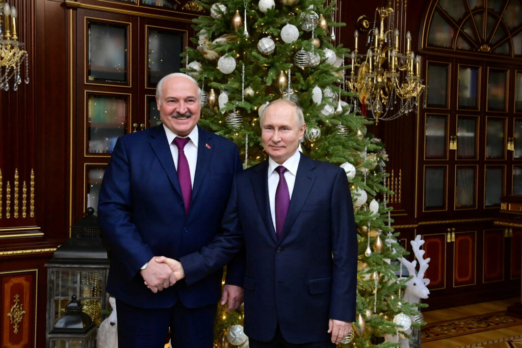 Лукашенко хворий, а Путін, імовірно, уже помер: в українській розвідці розповіли про здоров’я диктаторів