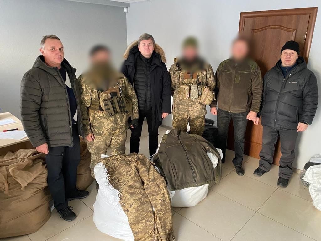 В подразделения, воюющие в Донецкой области, передали полтысячи комплектов зимней формы от Фонда Порошенко