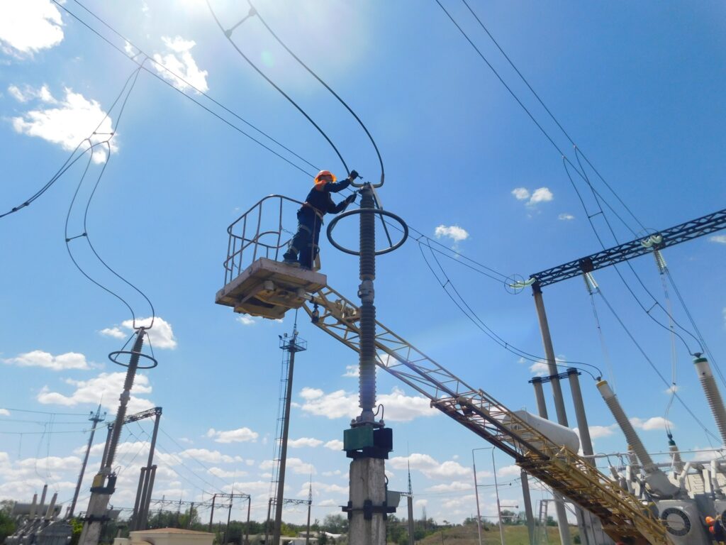 Ракетний обстріл 16 грудня: по всій Україні вводяться екстрені аварійні вимкнення світла