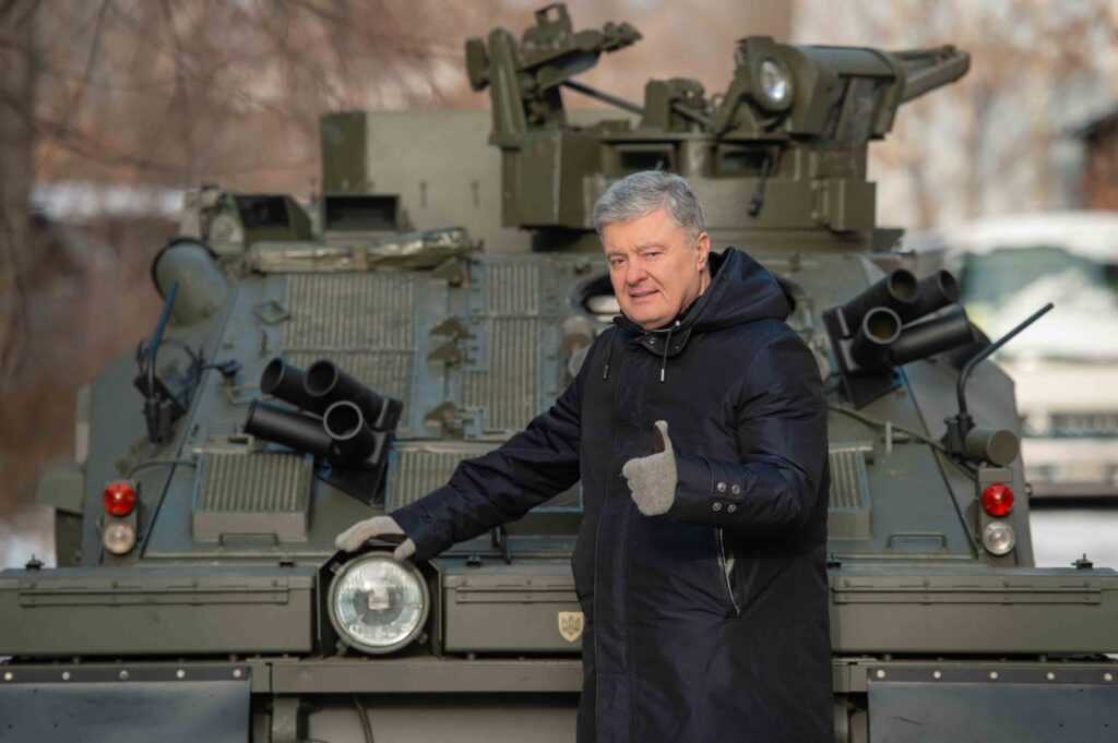 Порошенко сообщил, что первые бронемашины Spartan уже в Украине, скоро будут под Бахмутом и Авдеевкой