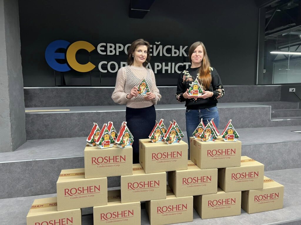Фонд Порошенка передав солодкі “миколайчики” дітям родин Небесної Сотні