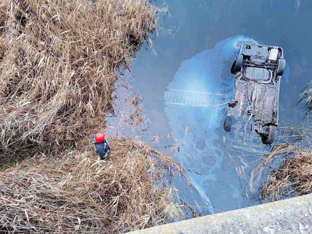 На Миколаївщині авто впало з мосту в річку: загинуло п’ятеро людей
