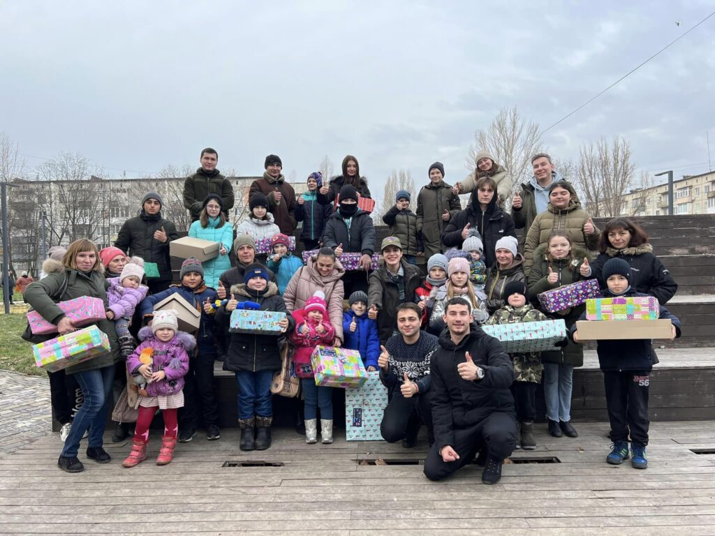 Попри обстріли: «Солідарна молодь» привезла подарунки дітям у Херсон і на Донеччину