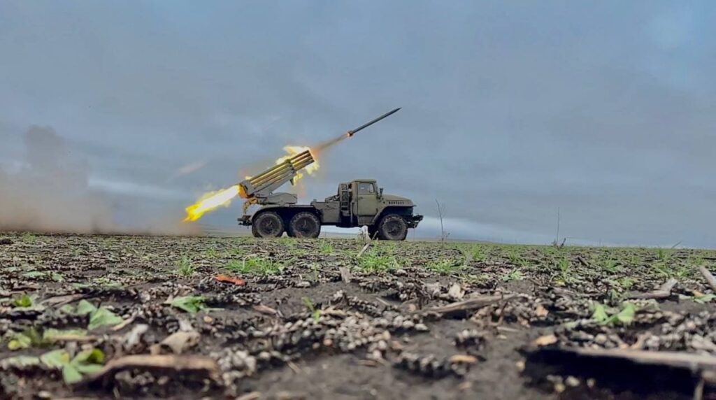 Украинские военные в течение суток попали в пять районов скопления, два пункта управления российских оккупантов и две вражеских ракетных позиции — Генштаб