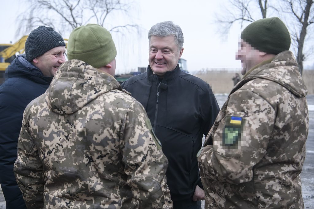 За этой разведкой на фронте очередь — Порошенко на Востоке передал грузовики бойцам 15-й бригады