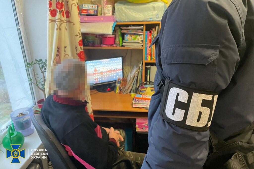 СБУ обшукала офіси і помешкання членів Компартії та “Русі єдиної”: виявлено зброю, прапори РФ та агітматеріали
