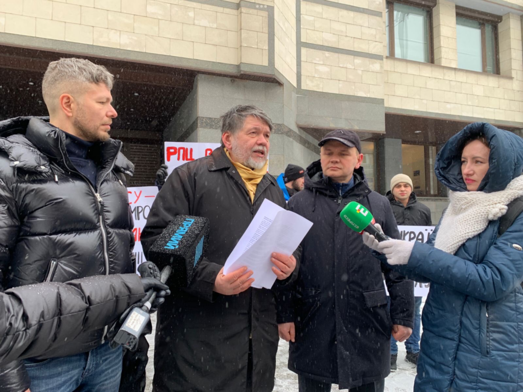 Церква, яка має центр у москві, повинна називатись російською: депутати з «ЄС» прийшли у Конституційний Суд