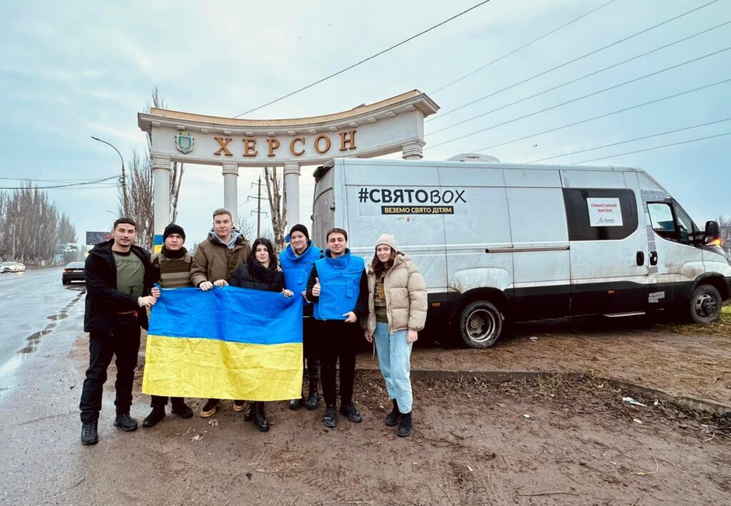 Центр міста палав: волонтери «Солідарної молоді», які привезли подарунки херсонським дітям, розповіли про обстріл