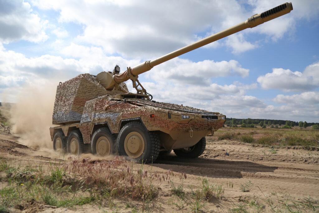 Вантажівки, 80 пікапів та 18 САУ RCH-155: Німеччина анонсувала новий пакет військової допомоги Україні