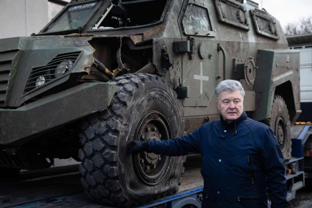 Броньовик, який врятував життя 11 військових, відремонтуємо і повернемо на фронт – Порошенко