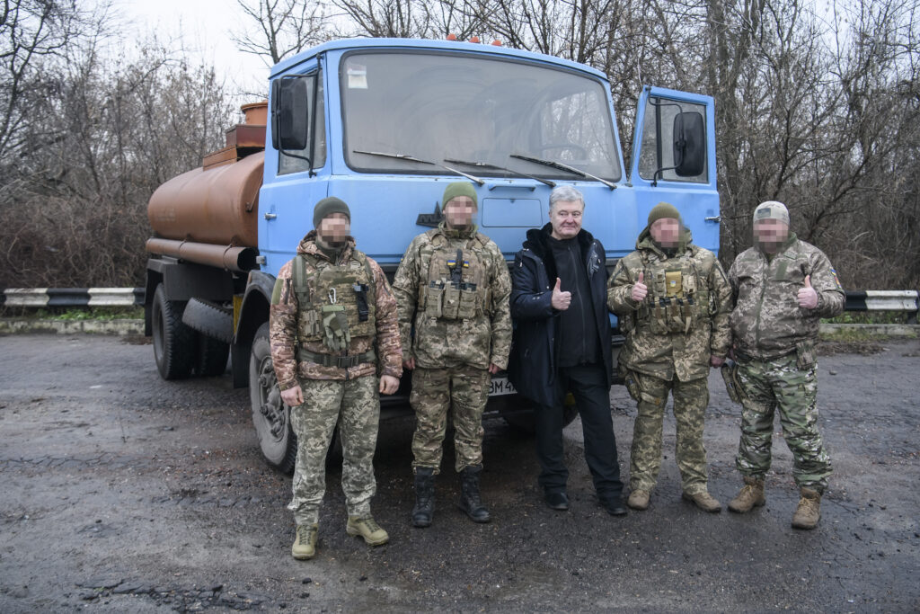 Порошенко привіз спецпризначенцям, які воюють під Бахмутом, бензовоз, каремати і спальники
