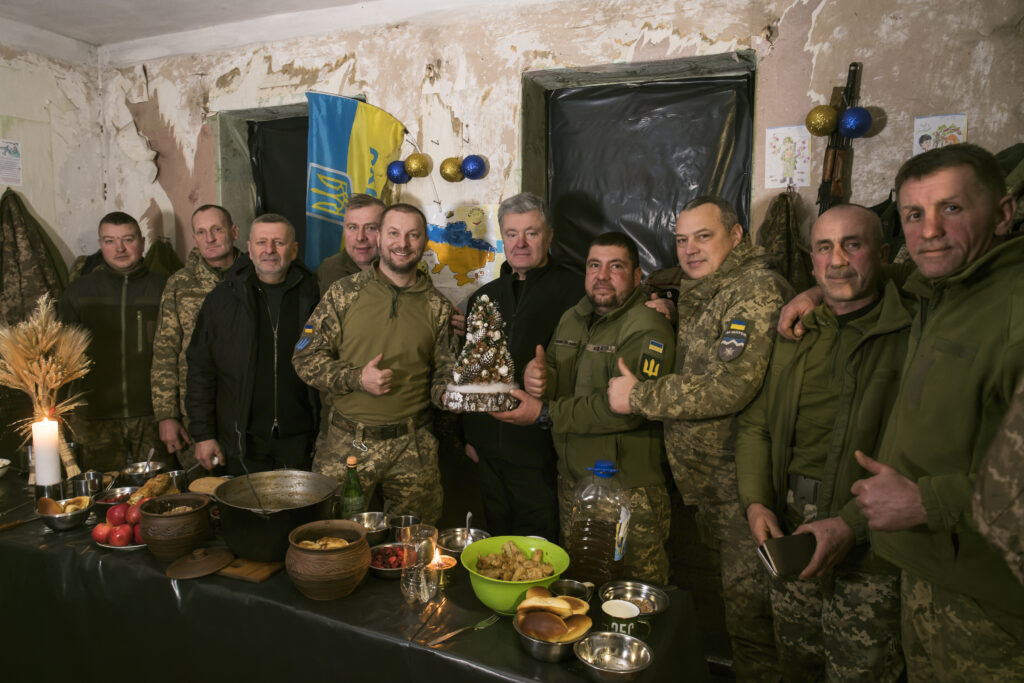 Рождество на Востоке — Порошенко в сочельник с бойцами легендарной «десятки» обратился к украинцам