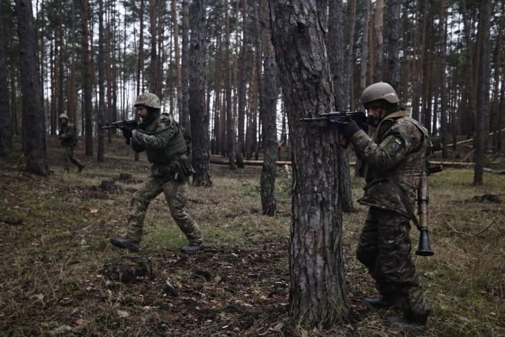 Щоб знищити якнайбільше “вагнерівців”: українські десантники все ще утримують західну частину Соледара – Березовець