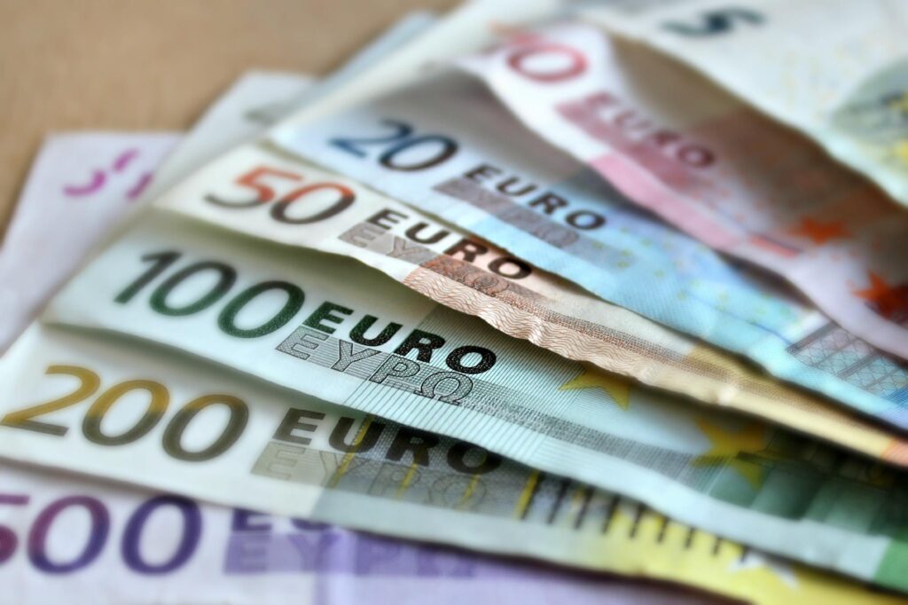 Euro Breaks New Record – Here’s What It Costs at the Banks