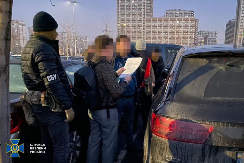 Видавав за гроші дозволи на вантажні перевезення за кордон, які були безплатними: СБУ у Києві викрила корупційну “схему”
