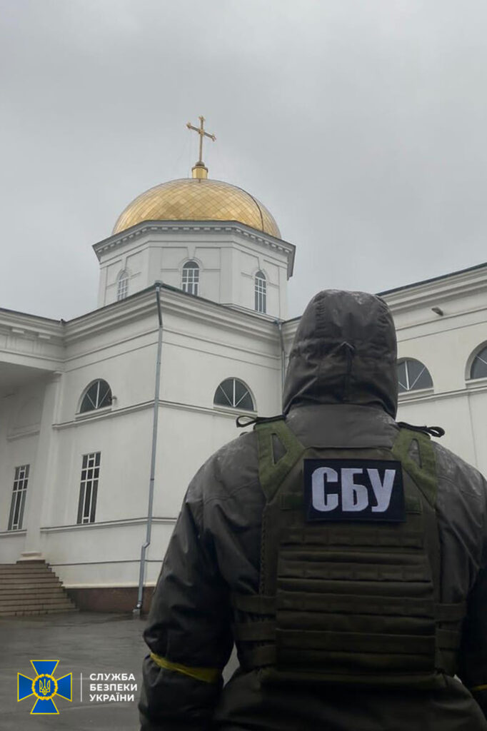 Незареєстрована зброя та агітаційні матеріали РФ: СБУ провела обшуки в об’єктах УПЦ МП на Київщині та Херсонщині